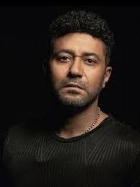 محمد عز يتألق في أحدث جلسة تصوير