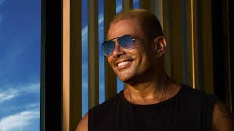 عمرو دياب يروج لأغنيته الجديدة «خلص على قلبي»