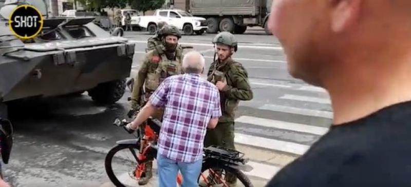 شاهد.. مواطن روسي يوبخ قوات فاجنر: من أنتم ولماذا هذه الفوضى؟