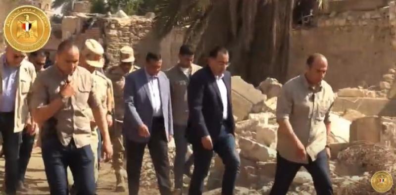 شاهد .. الجولة التفقدية لرئيس الوزراء بمقابر صلاح سالم