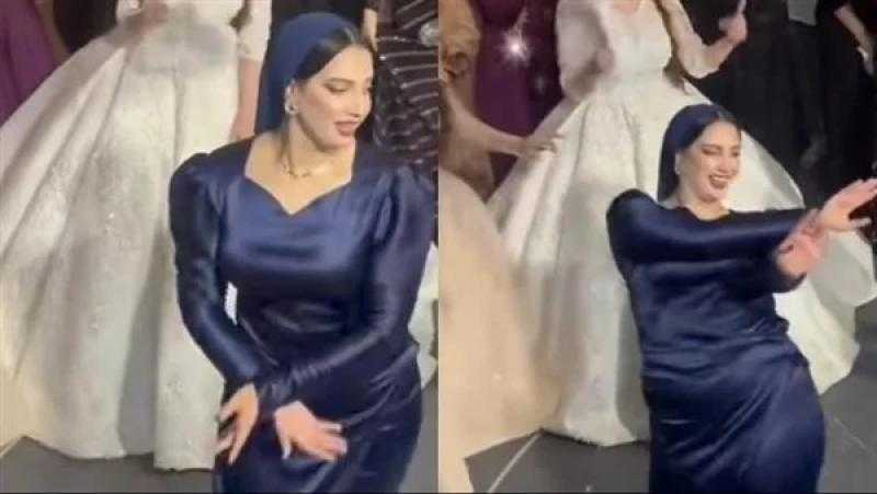 «كاذبة».. مفاجأة صادمة في واقعة فتاة الفستان الأزرق - فيديو