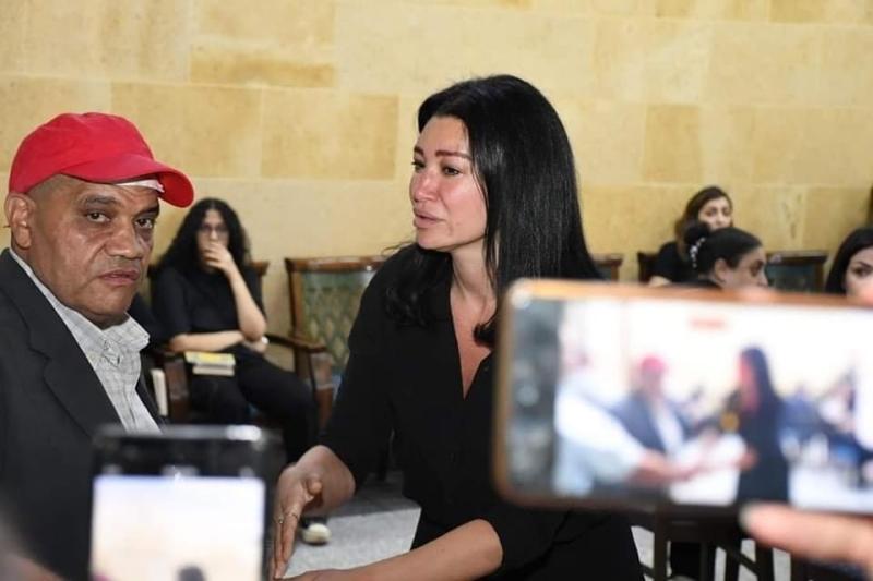 بالصور.. انهيار أروى جودة في عزاء والدها بالحامدية الشاذلية