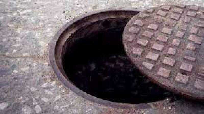 إنقاذ 3 عمال سقطوا في بيارة صرف صحي ببورسعيد وسقوط طالبة من مرتفع داخل لجنة امتحان