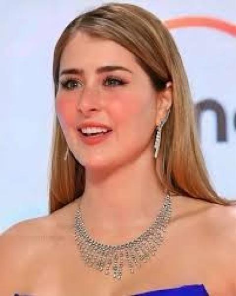 عائشة بن أحمد تبهر جمهورها في أحدث جلسة تصوير