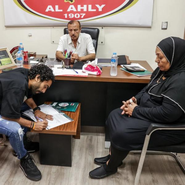 حسين الشحات ووالدته 