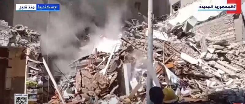 دمار شامل.. لقطات حية من موقع انهيار عقار الإسكندرية.. «فيديو»