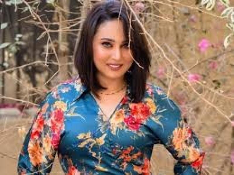 رحاب الجمل بإطلالة كلاسيكية في أحدث جلسة تصوير لها