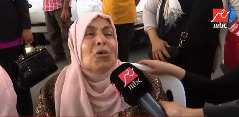 ناجية من العقار المنكوب بالإسكندرية تبكي بحرقة: «طمنوني على عيالي عايشين ولا ميتين»