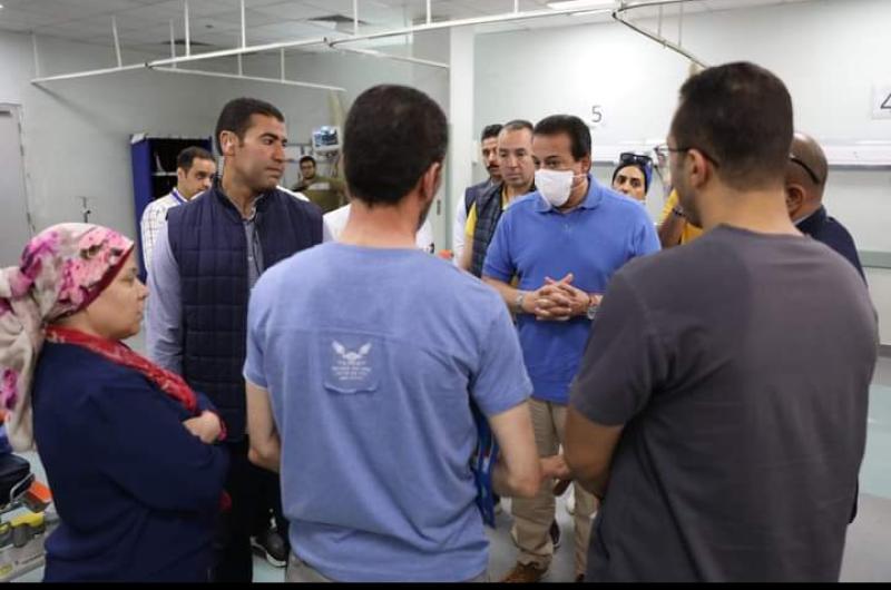 وزير الصحة خلال الزيارة 