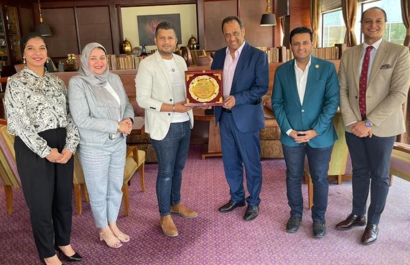 الشباب المصري يكرم صلاح عتريس منسق رحلة جوارديولا لمصر