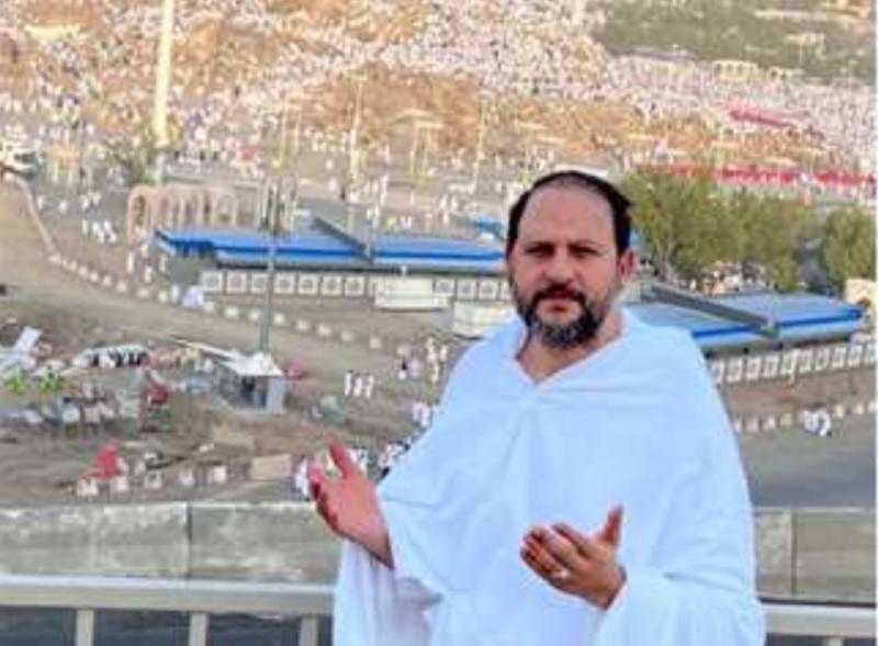 بالصور .. عماد زيادة في أحدث ظهور من جبل عرفات أثناء أداء فريضة الحج