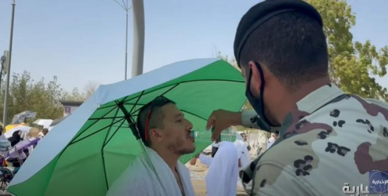 موقف إنساني من رجل أمن تجاه الحجاج بجبل عرفات.. «فيديو»