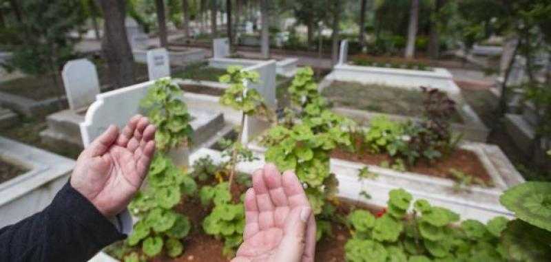 هل يجوز زيارة المقابر في الأعياد؟ أمين الفتوى يرد.. «فيديو»