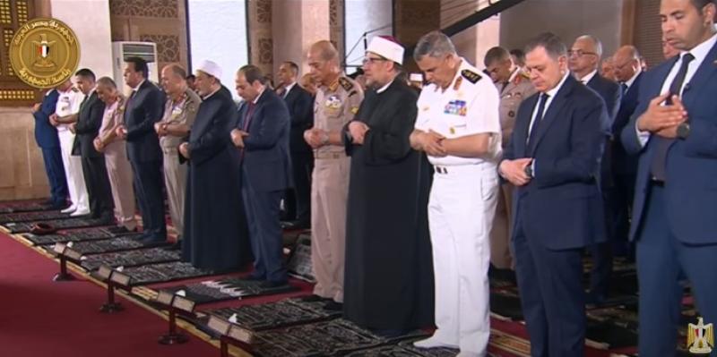 السيسي يؤدي صلاة عيد الأضحى بمسجد القوات الجوية.. «فيديو»