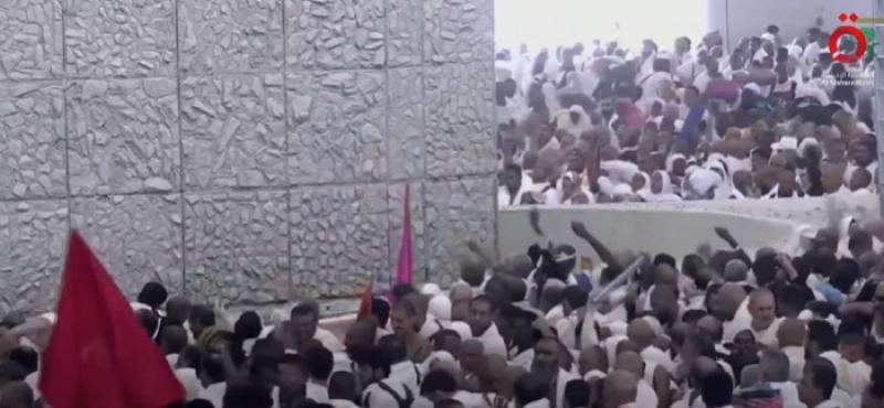 في مشهد مهيب.. حجاج بيت الله الحرام يرمون جمرة العقبة الكبرى.. «فيديو»