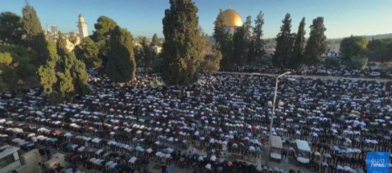 شاهد.. الفلسطينيون يؤدون صلاة عيد الأضحى في المسجد الأقصى