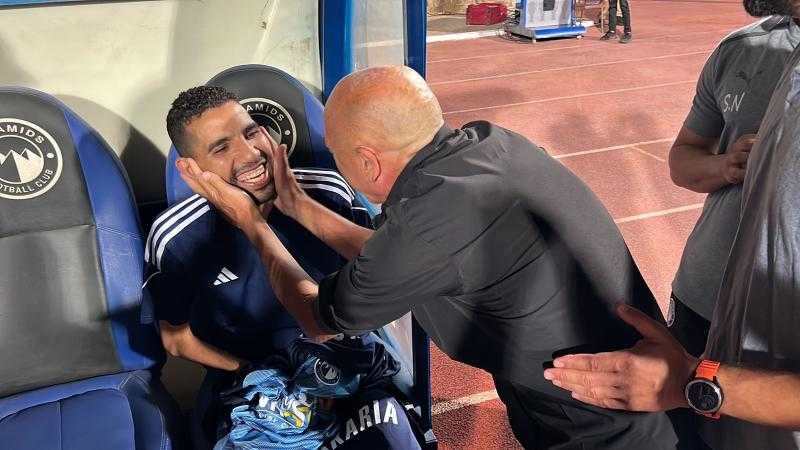 لافتة طيبة.. بيراميدز يهدي مؤمن زكريا قميص باسمه