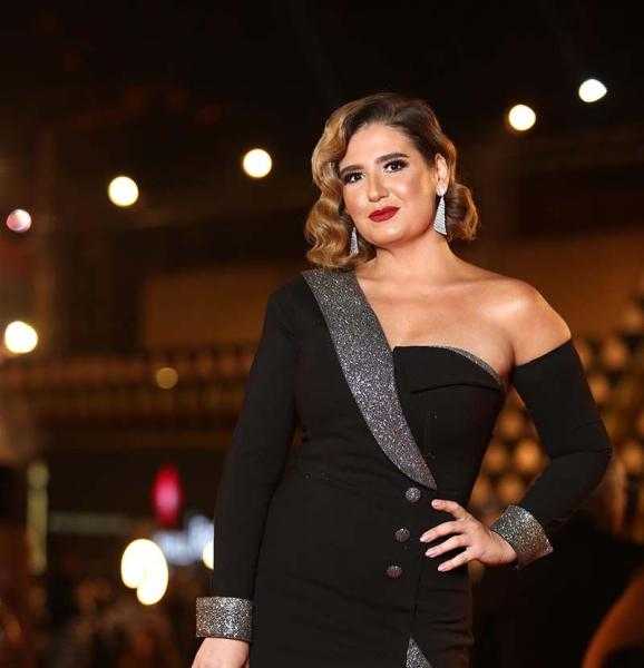 بملامح مختلفة.. هنا شيحا تخطف الأنظار في أحدث ظهور