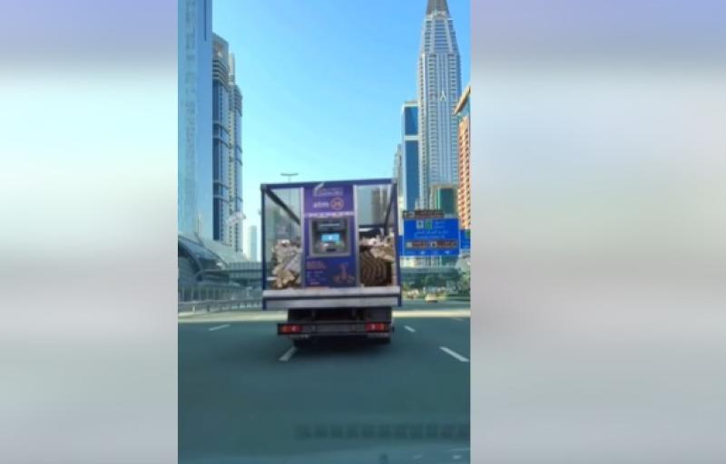 شاهد.. سيارة لتوزيع العيدية على المواطنين في شوارع دبي
