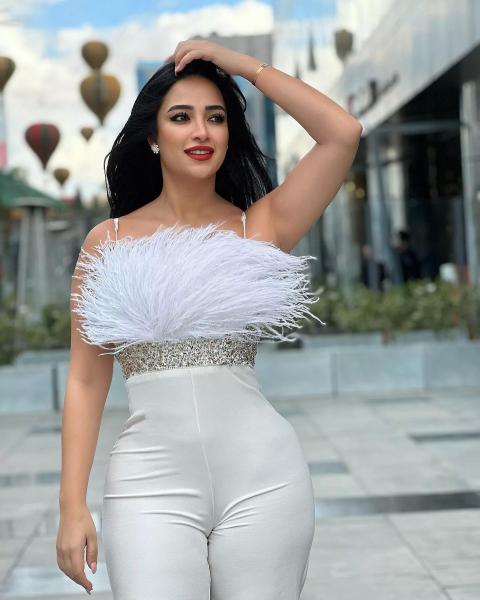 دعاء حكم تشارك جمهورها بفيديو من عطلتها الصيفية برفقة ابنها