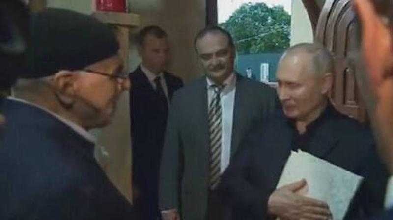 «المسلمون إخوتنا».. بوتين يحتضن نسخة من المصحف الشريف (فيديو)