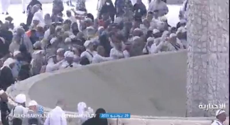 حجاج بيت الله يرمون الجمرات 