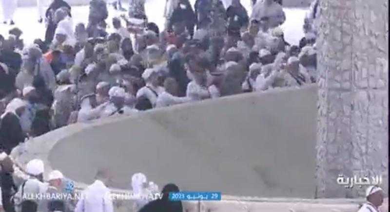 حجاج بيت الله الحرام يرمون الجمرات الثلاث في أول أيام التشريق.. فيديو