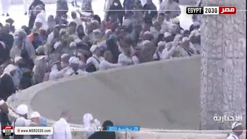 حجاج بيت الله يرمون الجمرات