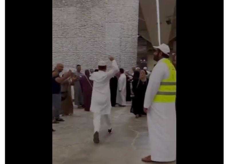 «استخف بالنسك».. شاهد| حاج يرمي الجمرات بطريقة تُثير الغضب