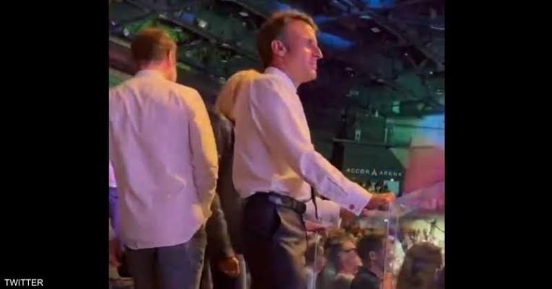 انتقادات واسعة لماكرون بسبب حضوره وزوجته حفلة لإلتون جون في باريس (فيديو)