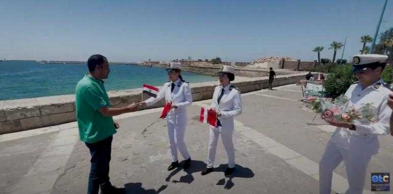 شاهد.. الداخلية توزع الأعلام والهدايا على المواطنين احتفالًا بـ 30 يونيو