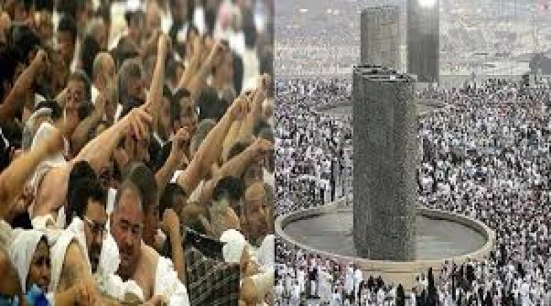حجاج بيت الله الحرام أثناء رمي الجمرات 