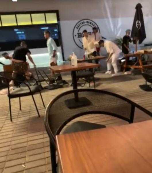 مشاجرة بين شباب في كافيه شهير تثير ضجة.. فيديو
