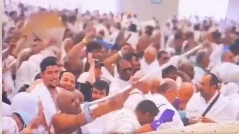 شاهد.. حاج يرمي الجمرات بطريقة فكاهية: «استخدم عكازه كسلاح رشاش»