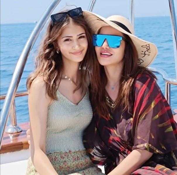 بالصور.. لقاء سويدان برفقة ابنتها في شرم الشيخ