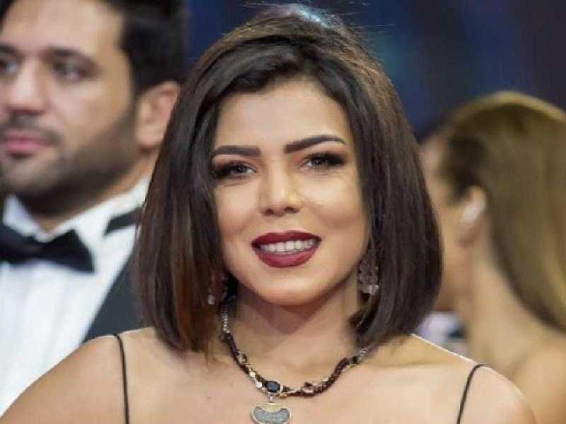 ببطن مكشوف.. إطلالة ناعمة للفنانة ناهد السباعي