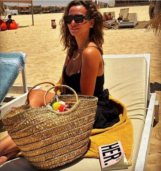 إيمان العاصي تتألق بملابس جريئة عبر إنستجرام