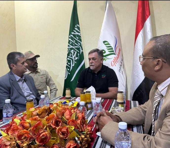 وفد إعلامي رفيع المستوى ضم حقوقيين وناشطين يزور مشروع مسام في مأرب