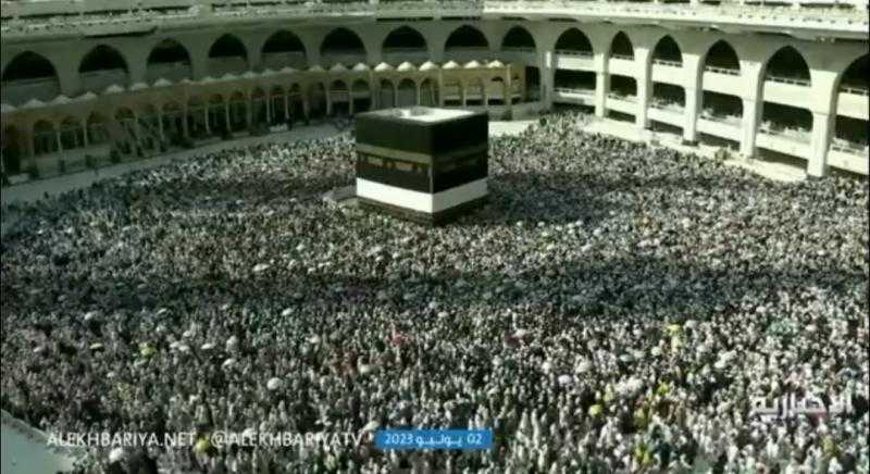 شاهد.. امتلاء صحن المطاف بحجاج بيت الله