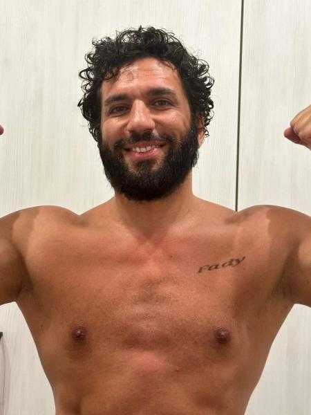 شاهد.. حسن الرداد يستعرض «تاتو» جديدًا على جسه