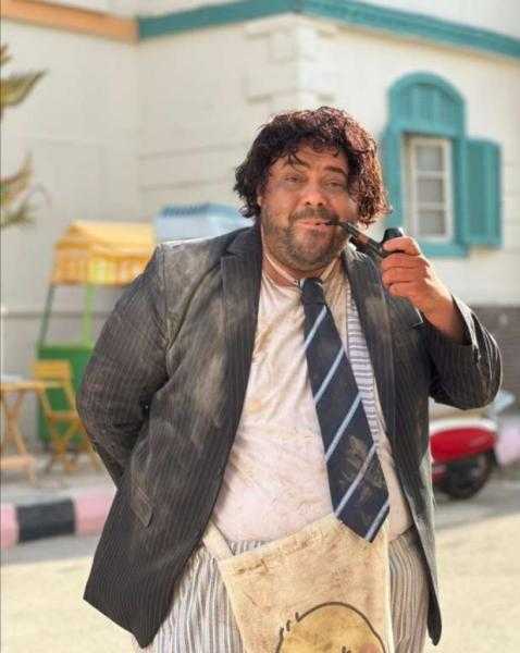 مدحت تيخا بإطلالة غريبة في كواليس «الليلة الكبيرة»