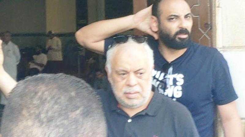 أشرف زكي يشارك في جنازة الفنان أحمد قنديل