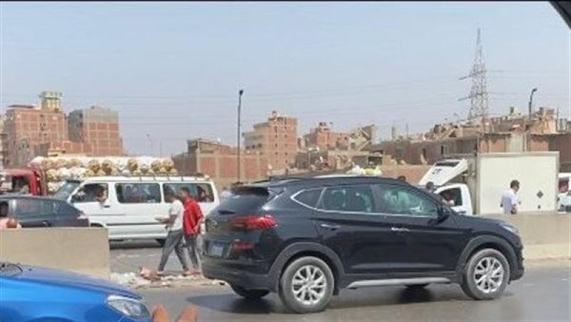 انقلاب سيارة محملة بالبضائع أعلى الطريق الدائري