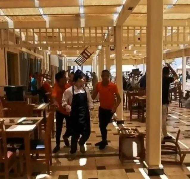 «الكراسي تتطاير في الهواء».. شاهد مشاجرة عنيفة بين نزلاء فندق سياحي في الغردقة