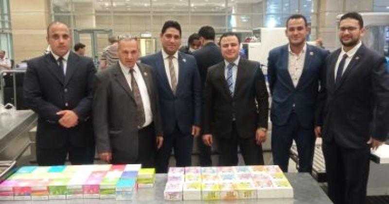 جمارك مطار القاهرة تضبط راكبا حاول تهريب 460 عبوة سجائر إلكترونية