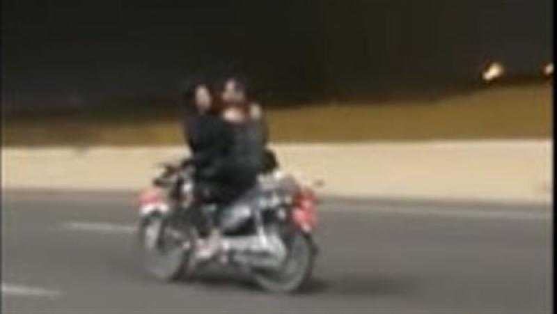 شاب يُجلس فتاة أمامه خلال قيادة الموتوسيكل والأمن يضبطه