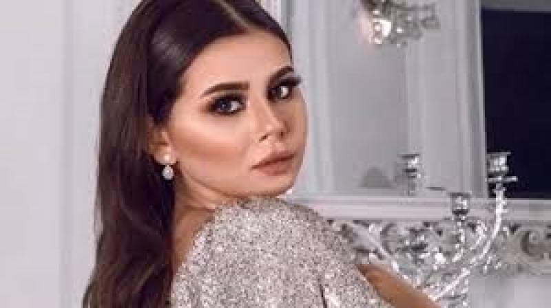 منة عرفة تستعرض جمالها بإطلالة صيفية أمام البحر