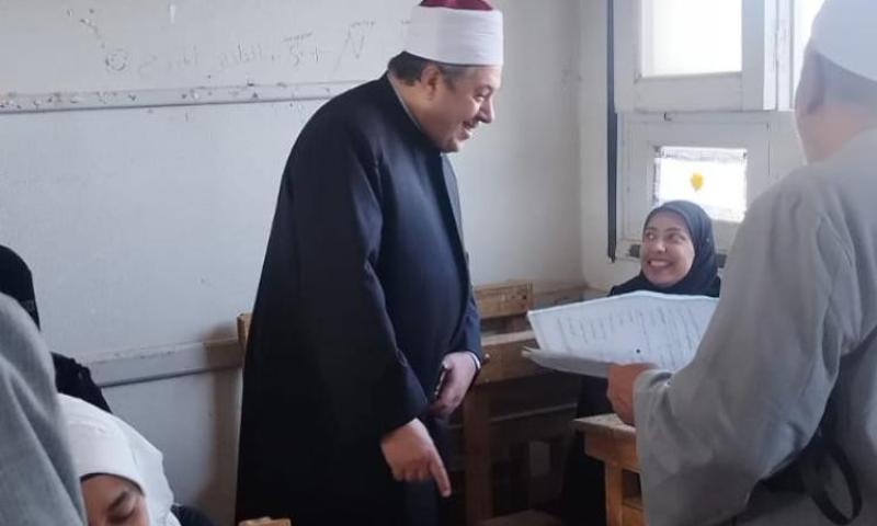 عبدالغني يزور طالب وطالبة يؤديان امتحان الثانوية الأزهرية بمستشفى 57357