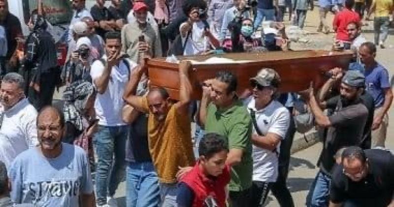 شاهد.. نجوم الفن والغناء في جنازة الفنان علاء عبد الخالق