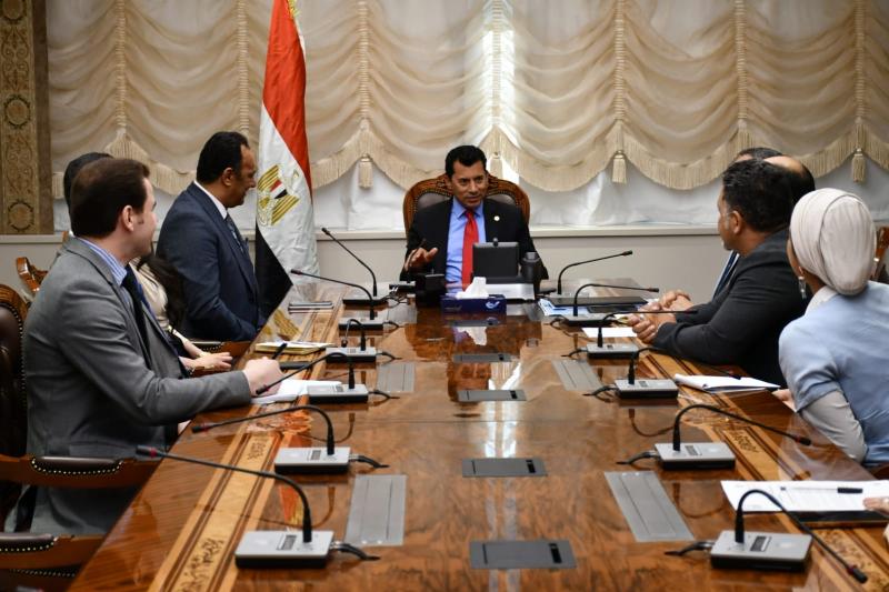 وزير الشباب والرياضة يستقبل منظمي استضافة بيب جوارديولا 